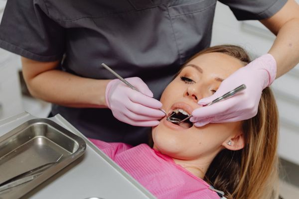 Choisissez un dentiste à Saint-Léonard : 5 soins essentiels pour une famille en santé
