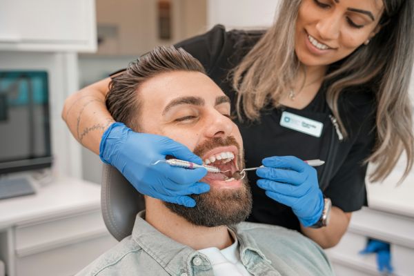 Choisissez un dentiste à Saint-Léonard : 5 soins essentiels pour une famille en santé